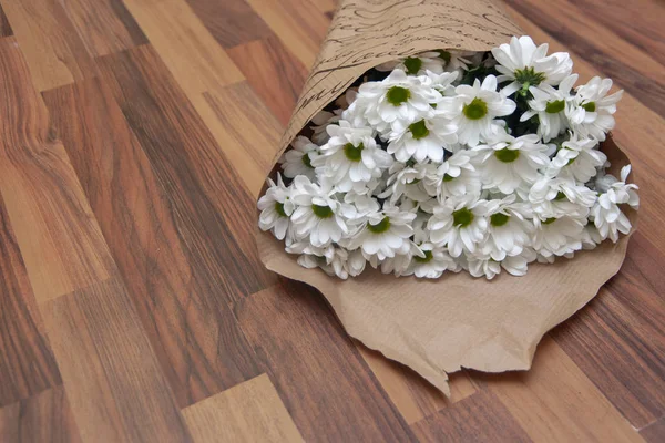 Weiße Blumen Chrysanthemen Papierfolie Auf Hölzernem Hintergrund Kopierraum Konzept Eines — Stockfoto