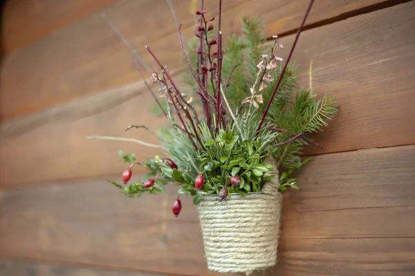 Çam Ağacı Dogrose Ahşap Arka Planda Çiçekler Noel Yeni Yıl — Stok fotoğraf