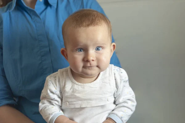 Retrato Bebé Con Ojos Azules — Foto de Stock