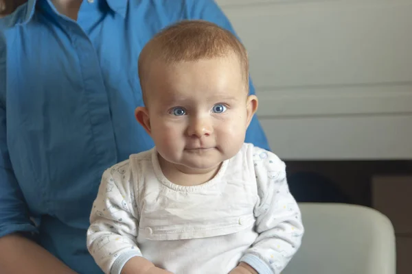 Retrato Bebé Con Ojos Azules — Foto de Stock