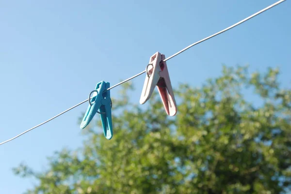 Zwei Wäscheklammern Seil Auf Dem Himmelshintergrund — Stockfoto