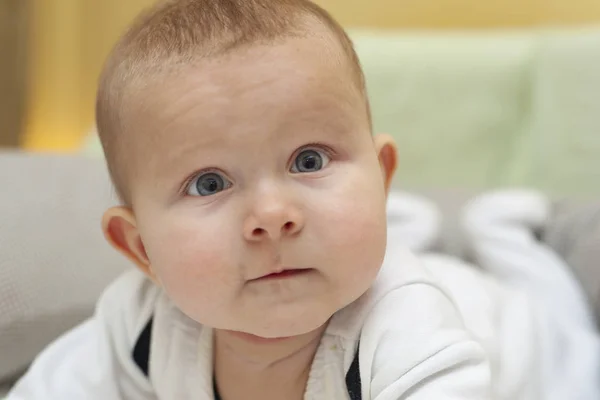 Primer Plano Del Retrato Del Bebé Con Ojos Azules — Foto de Stock