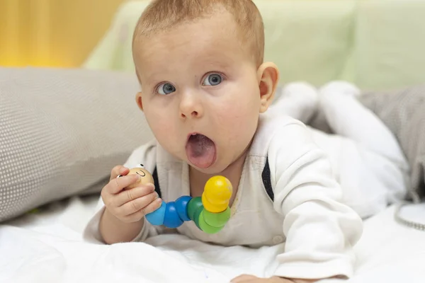 Bebê Infantil Com Lagarta Brinquedo — Fotografia de Stock