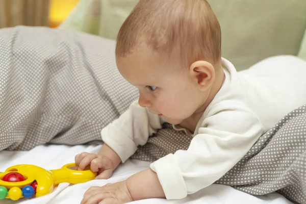 Bebé Está Jugando Con Juguetes Coloridos — Foto de Stock