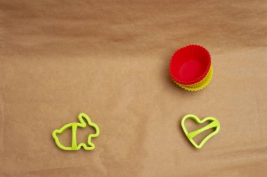 Parşömen kağıdına aksesuar yapmak. Pişirme ekipmanları, kurabiye yapma, paskalya pastası pişirme, kek kalıpları..