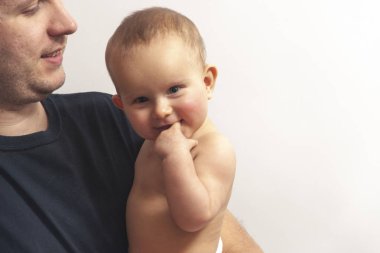 Bebek babasının ellerinde, beyaz arka planda..