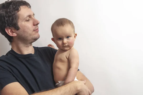 Jovem Pai Segura Bebê Infantil Suas Mãos — Fotografia de Stock