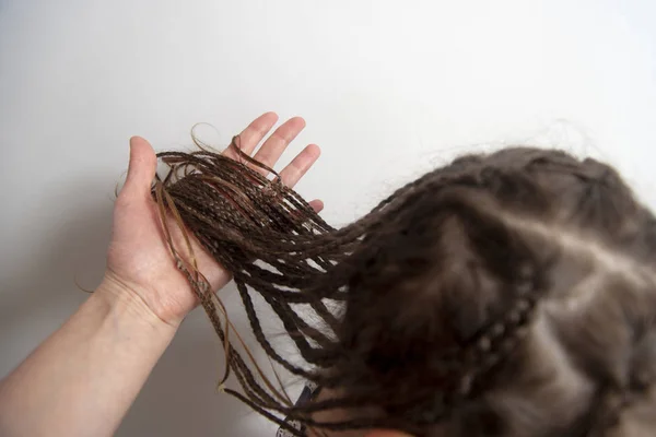 Trenzas Africanas Una Niña Mano Femenina Sostiene Coletas Africanas — Foto de Stock