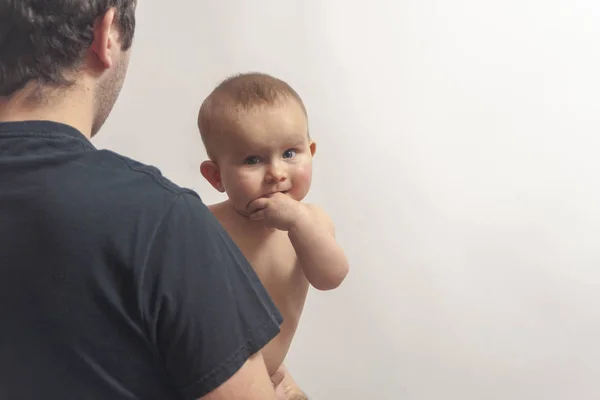幼児赤ちゃん上のお父さんの手上の白い背景 — ストック写真