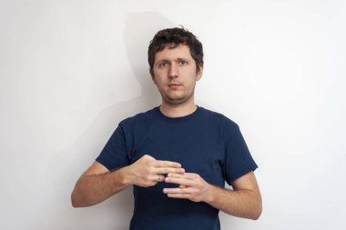 Genç adam bir jest yapıyor..