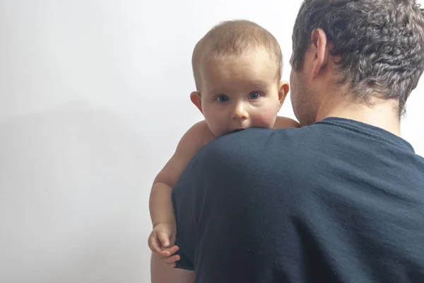 Βρέφος Μωρό Στα Χέρια Του Μπαμπά Λευκό Φόντο — Φωτογραφία Αρχείου
