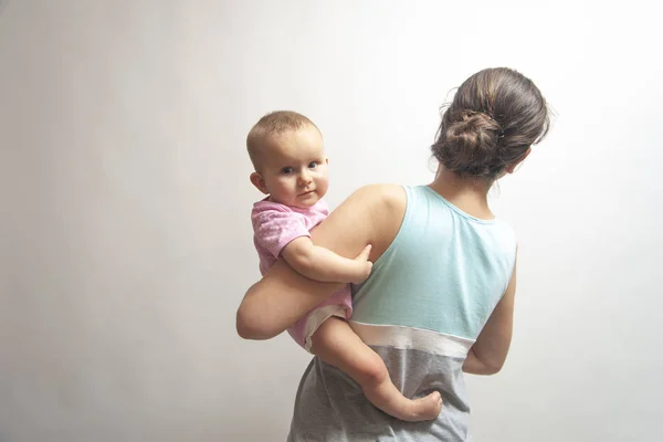 Uma Menina Bebê Mão Uma Mãe Fundo Branco Isolado — Fotografia de Stock