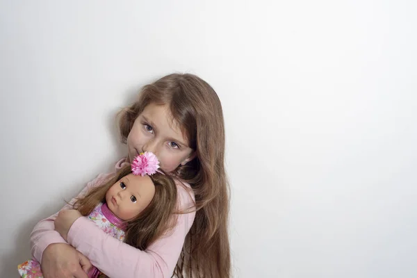 Довге Волосся Маленька Дівчинка Лялькою Білому Тлі — стокове фото