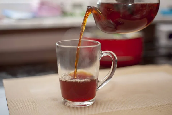 Wlewanie Czarnej Herbaty Kubka Czajnika Śniadanie Rano Herbata Aromatyczna — Zdjęcie stockowe