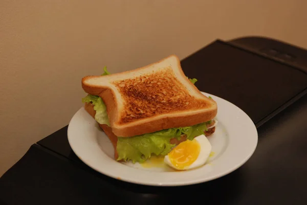 Toast Avec Salade Oeuf Sur Une Assiette Blanche — Photo