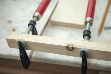 Kıskaçlı tahta tahta. Katılımcı kavramı, ahşap ayrıntıları.