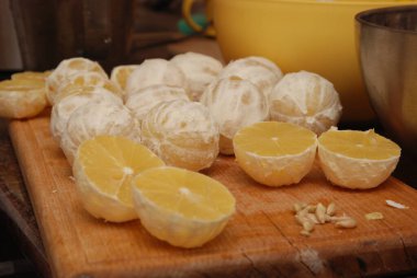 Bir sürü soyulmuş limon, taze limon suyu yapma süreci..