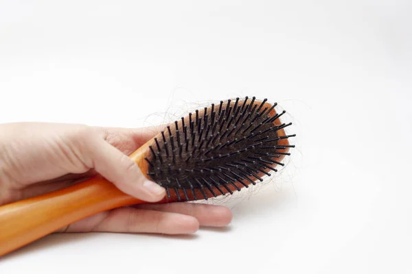 Spazzola Capelli Legno Con Molti Capelli Castani Mano Femminile Isolata — Foto Stock