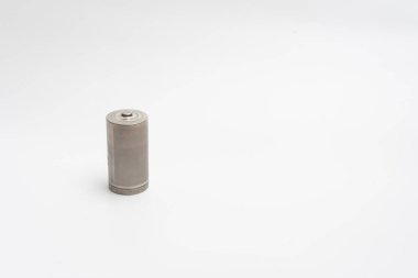 Batarya beyaza izole edilmiş. Çelik rengi.