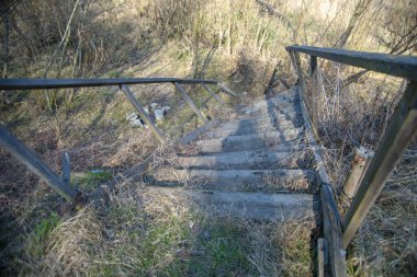 Hiçbir yere çıkmayan eski tahta merdivenler..