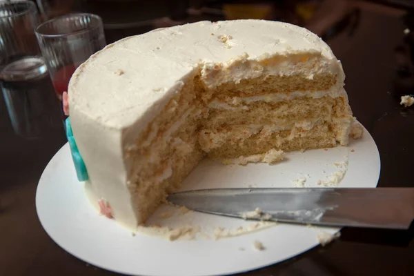 Des Weißen Keks Kuchens Mit Weißer Sahne Und Messer Auf — Stockfoto