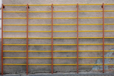 Gri arka planda yatay çubuklar.