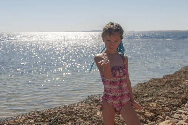 해변에 아프리카 새끼를 소녀의 — 스톡 사진
