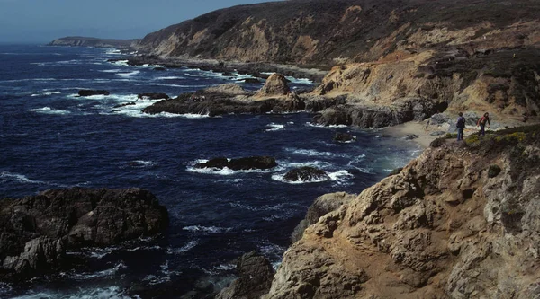 Pacific Coast Shoreline Waves Rocks Cliffs Blue Sea — ストック写真