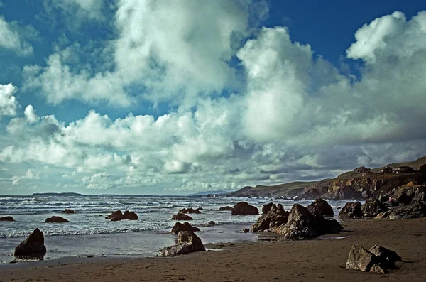 Pacific Shoreline Scene Rocks Beach Ocean Waves Spectacular Clouds — ストック写真