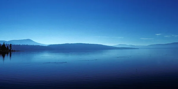 Tranquilo Lago Azul Tranquilo Agitado Solo Por Patos Distantes —  Fotos de Stock