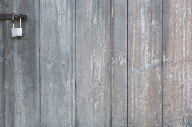 Eski terk edilmiş, paslı bir kilitle kilitli bir kapı.