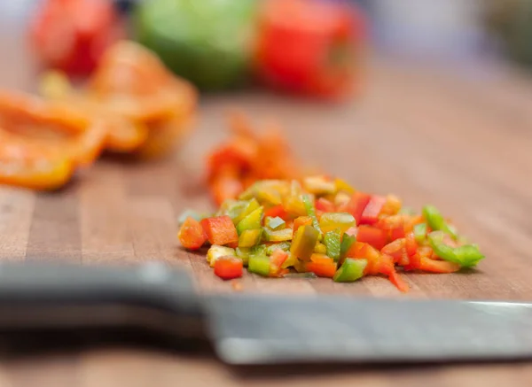 Pimenta de sino ecológica fresca picada em tábua de corte — Fotografia de Stock