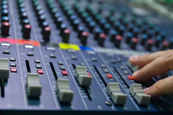 Messa a fuoco selettiva dito sintonia del mixer audio close up studio — Foto Stock