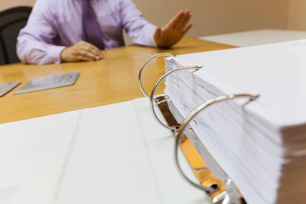 Ung affärsman på kontoret sitter framför mappen vägra arbeta avvisar erbjudandet selektivt fokus — Stockfoto