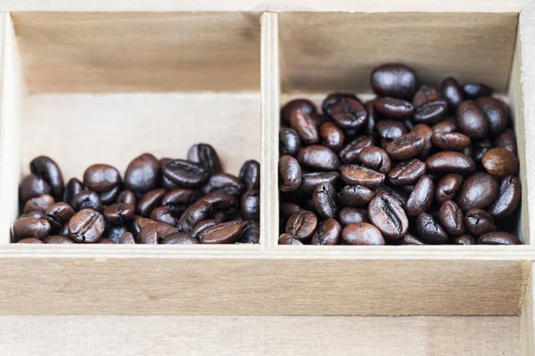 나무 상자에 구운 커피 열매 — 스톡 사진