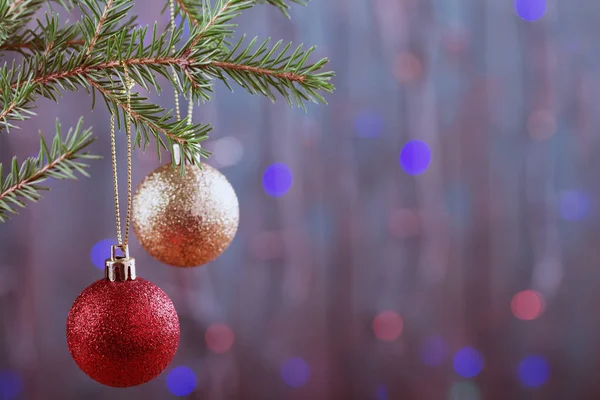 モミの木にぶら下がっている 2 つのクリスマス ボール。テキストのためのスペース. — ストック写真
