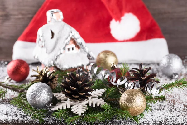 Decoração de Natal ou Ano Novo com ramo de abeto, cones, ba — Fotografia de Stock