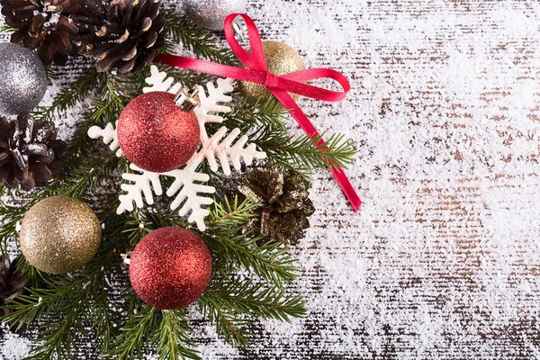 Natale o Capodanno decorazione sfondo con coni, palle . — Foto Stock