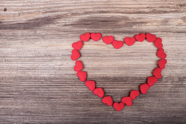 Hart-vorm gemaakt van vele kleine textiel rode harten — Stockfoto