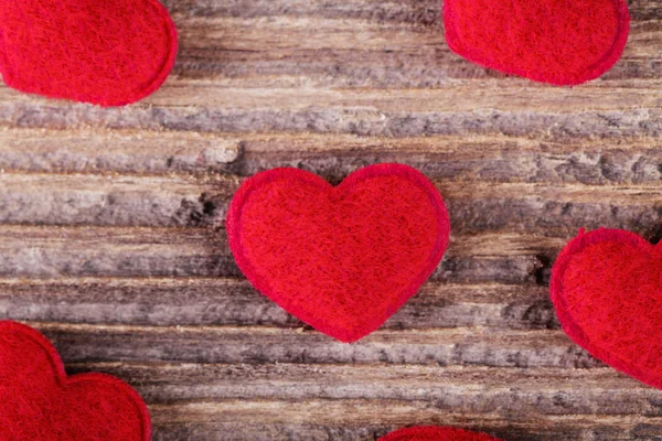 Corazones textiles rojos sobre fondo de madera . —  Fotos de Stock