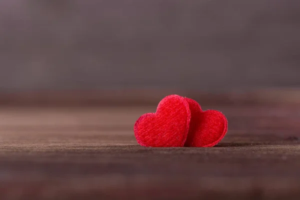 Due cuori di tessuto rosso. Concetto d'amore. Spazio per testo . — Foto Stock