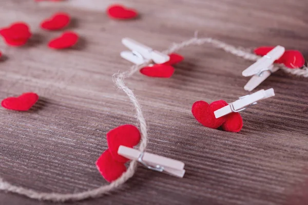 Rood textiel harten verbonden door wasknijper. Begrip van de liefde. — Stockfoto