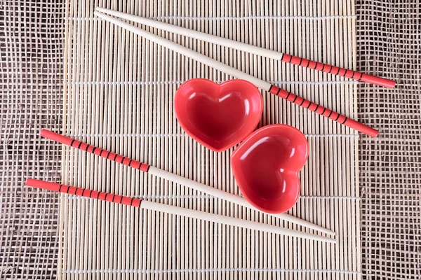 Sushi ware. Chopsticks, molhos-barcos no tapete tradicional — Fotografia de Stock