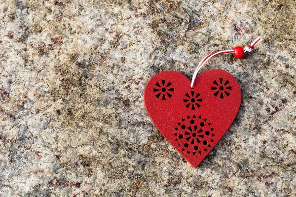 Decoração de coração de madeira vermelha no fundo de pedra. Conceito de amor . — Fotografia de Stock