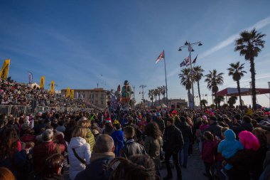 Viareggio, İtalya - 11 Şubat: Festivali, karnaval geçit insanlar Viareggio sokaklarında dans ile yüzer. 11 Şubat 2018, Viareggio, İtalya'da alınan