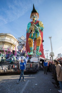 Viareggio, İtalya - 11 Şubat: Festivali, karnaval geçit insanlar Viareggio sokaklarında dans ile yüzer. 11 Şubat 2018, Viareggio, İtalya'da alınan