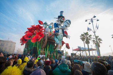 Viareggio, İtalya - 11 Şubat: Festivali, karnaval geçit insanlar Viareggio sokaklarında dans ile yüzer. 11 Şubat 2018, Viareggio, İtalya'da alınan