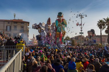 Viareggio, İtalya - 11 Şubat: Festivali, karnaval geçit insanlar Viareggio sokaklarında dans ile yüzer. 11 Şubat 2018, Viareggio, İtalya'da alınan