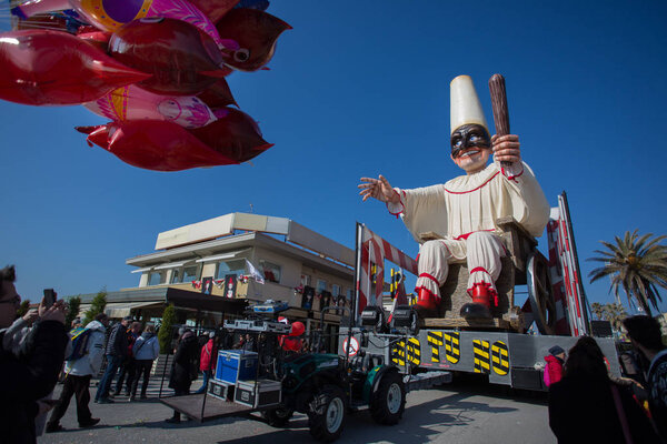 ВИАРЕЖЖИО, ИТАЛИЯ - 11 ФЕБ: Фестиваль, парад карнавала плавает с танцующими людьми на улицах Виареджо. 11 февраля 2018 года, Виареджо, Италия
