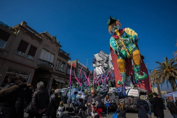 Viareggio, İtalya - 11 Şubat: Festivali, karnaval geçit insanlar Viareggio sokaklarında dans ile yüzer. 11 Şubat 2018, Viareggio, İtalya'da alınan